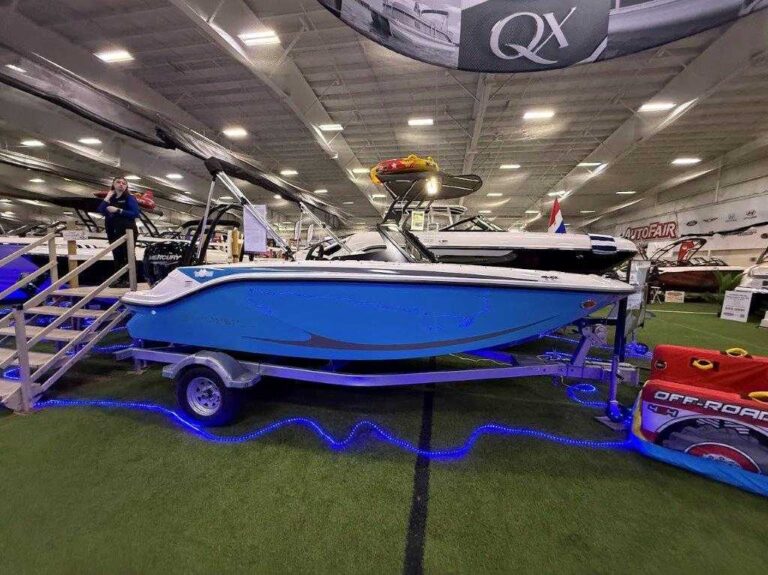 2026 Bayliner M17 - Full Windshield US-BLBX1754A626 [photo 3]